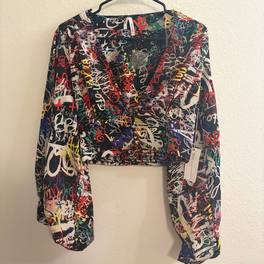 TRUTH NYC Graffiti Print Cropped Blouse Top Long Sleeve Streetwear Size L NWT - Picture 2 of 7